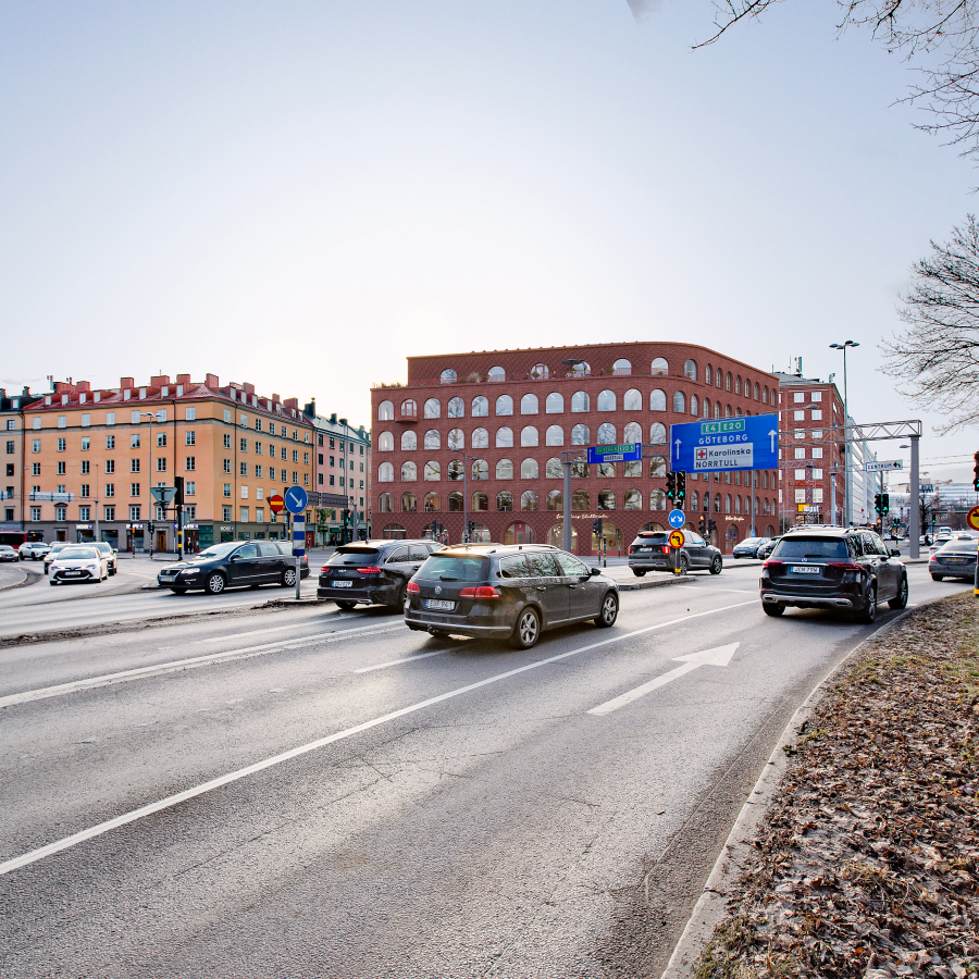 Huset är placerat på norra änden av Sveavägen