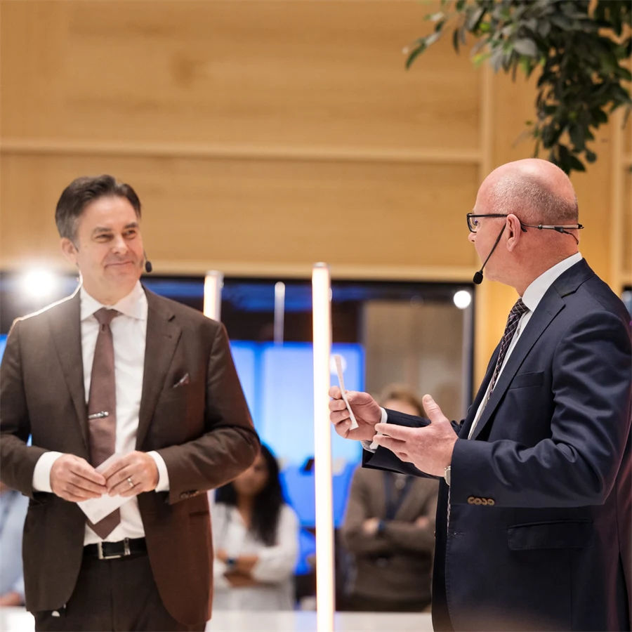 På scen från vänster: Carl-Johan Bergholm, chef för Saabs affärsområde Surveillance, Micael Johansson, vd Saab.