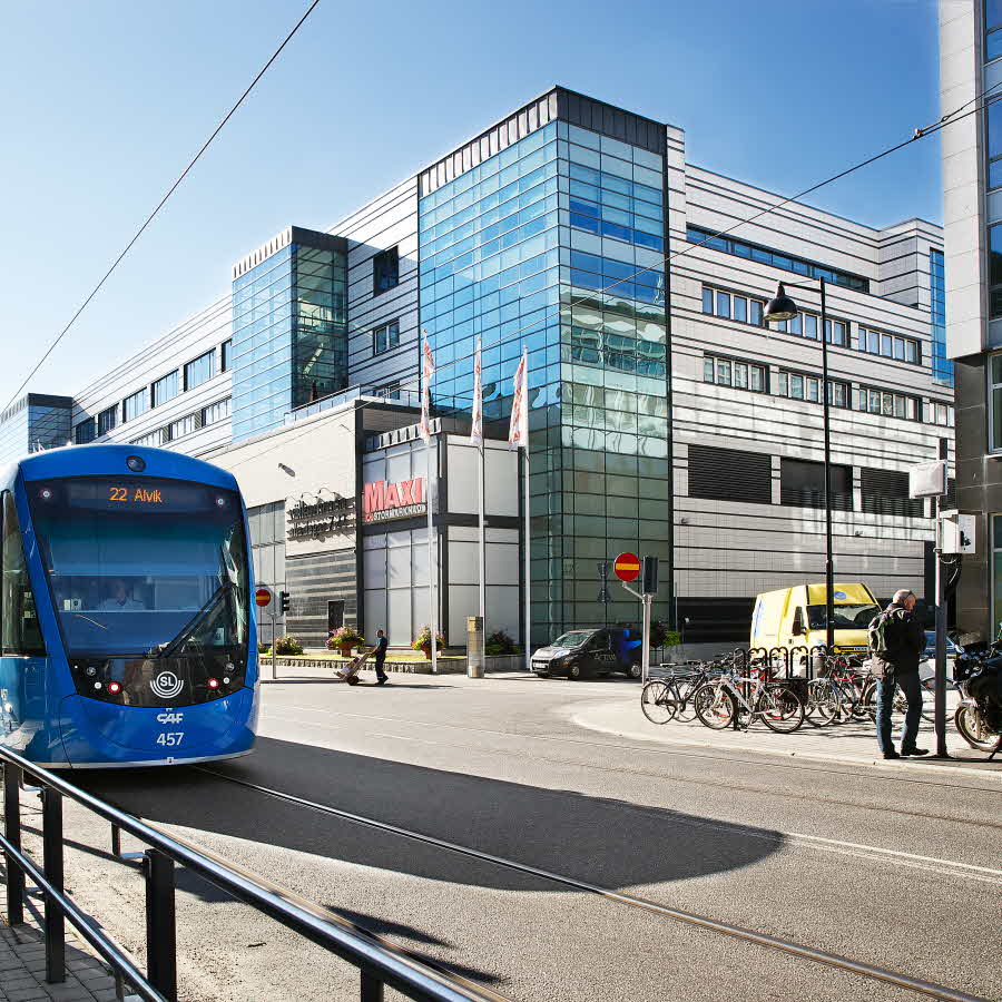 Tvärbanan rullar rakt genom området.