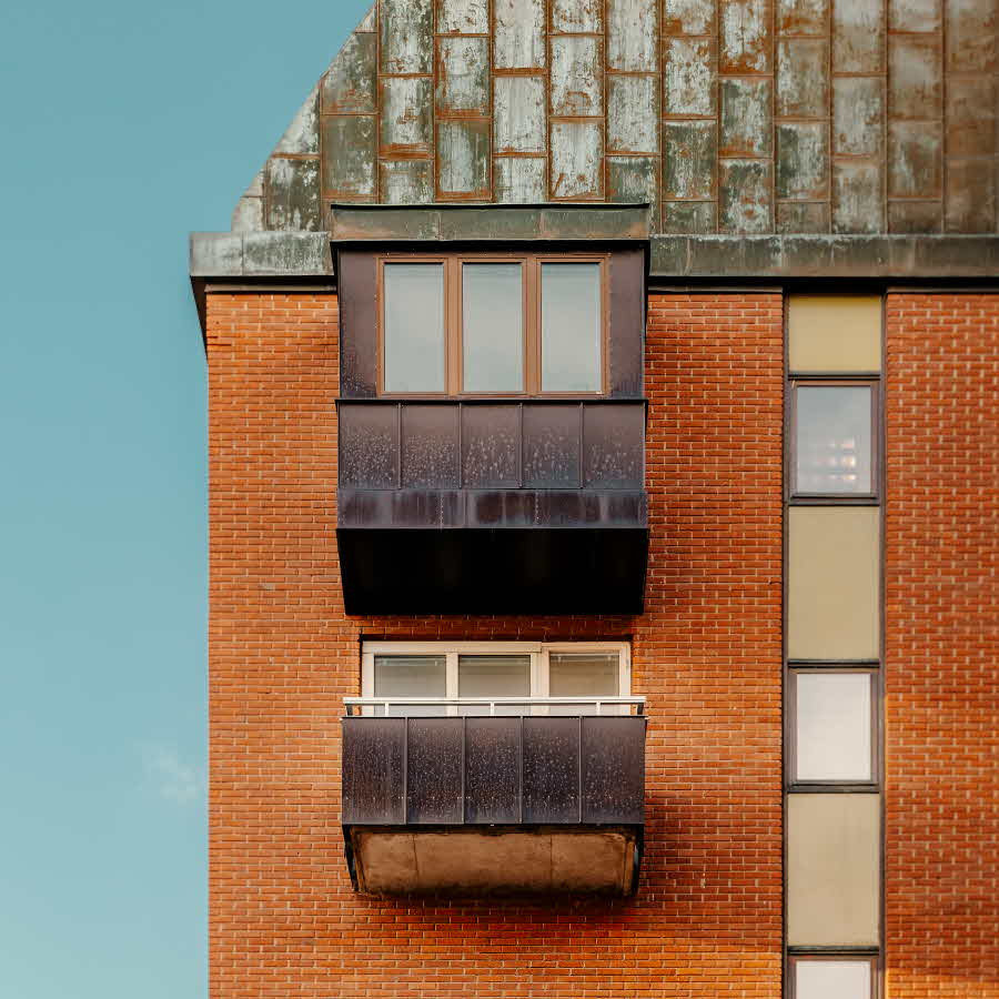 Det befintliga huset med rötter från 1950-talet bevaras och förädlas med ytterligare tre våningsplan och nya takterrasser.