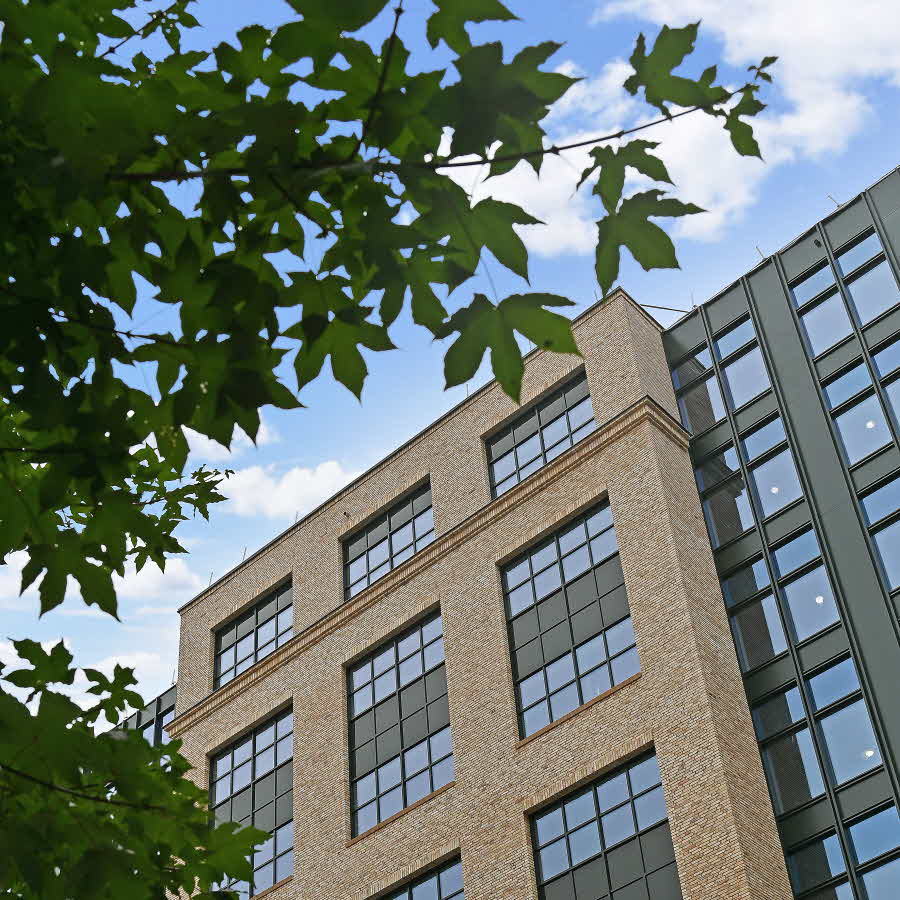 Today, Haga Norra is home to prominent brands such as JM, Bilia, Coor, Randstad, Atea, and SATS.