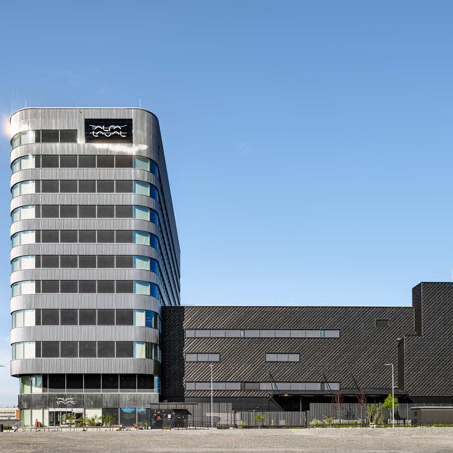 Alfa Lavals nya byggnad inrymmer moderna kontor, ett högteknologiskt laboratorium och ett innovationscenter för separationsteknologi.