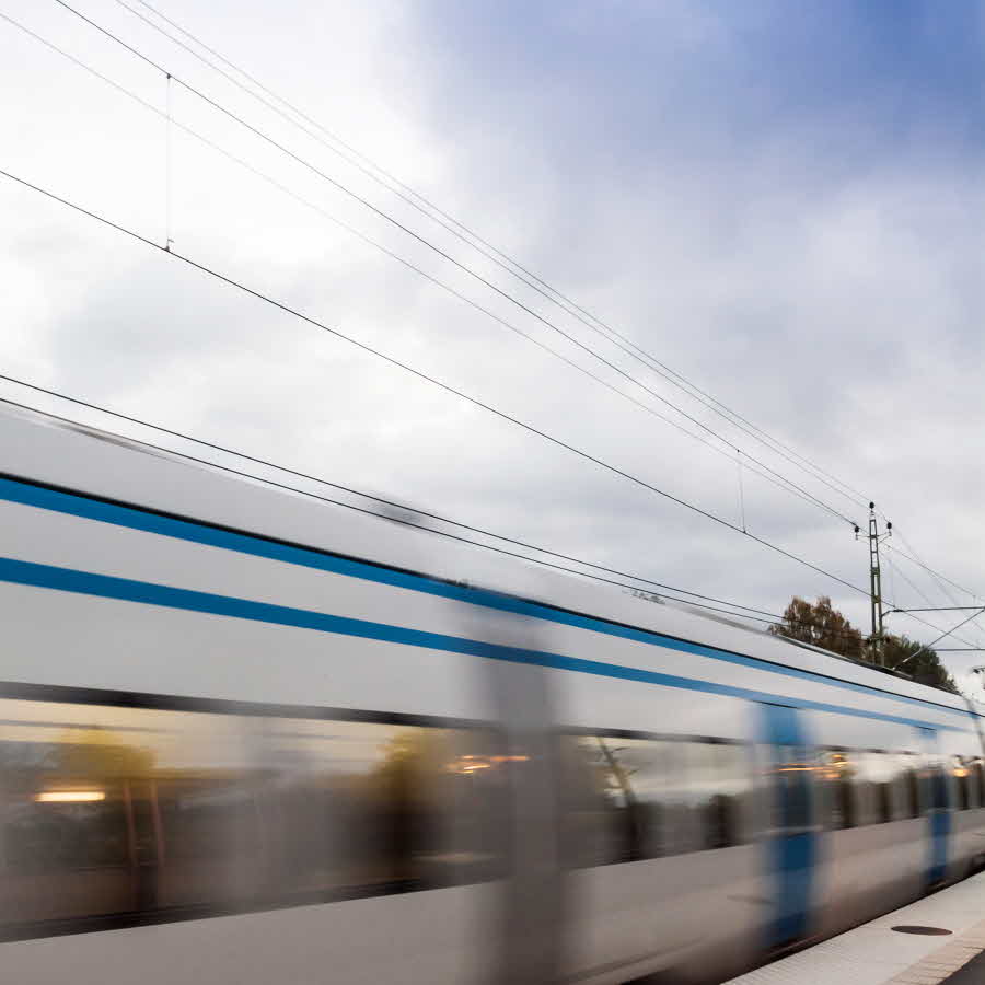 Endast fem minuters gångavstånd ligger Sundbybergs station som är den enda stationen i Stockholm där tunnelbana, tvärbana, pendeltåg och fjärrtåg sammanstrålar.
