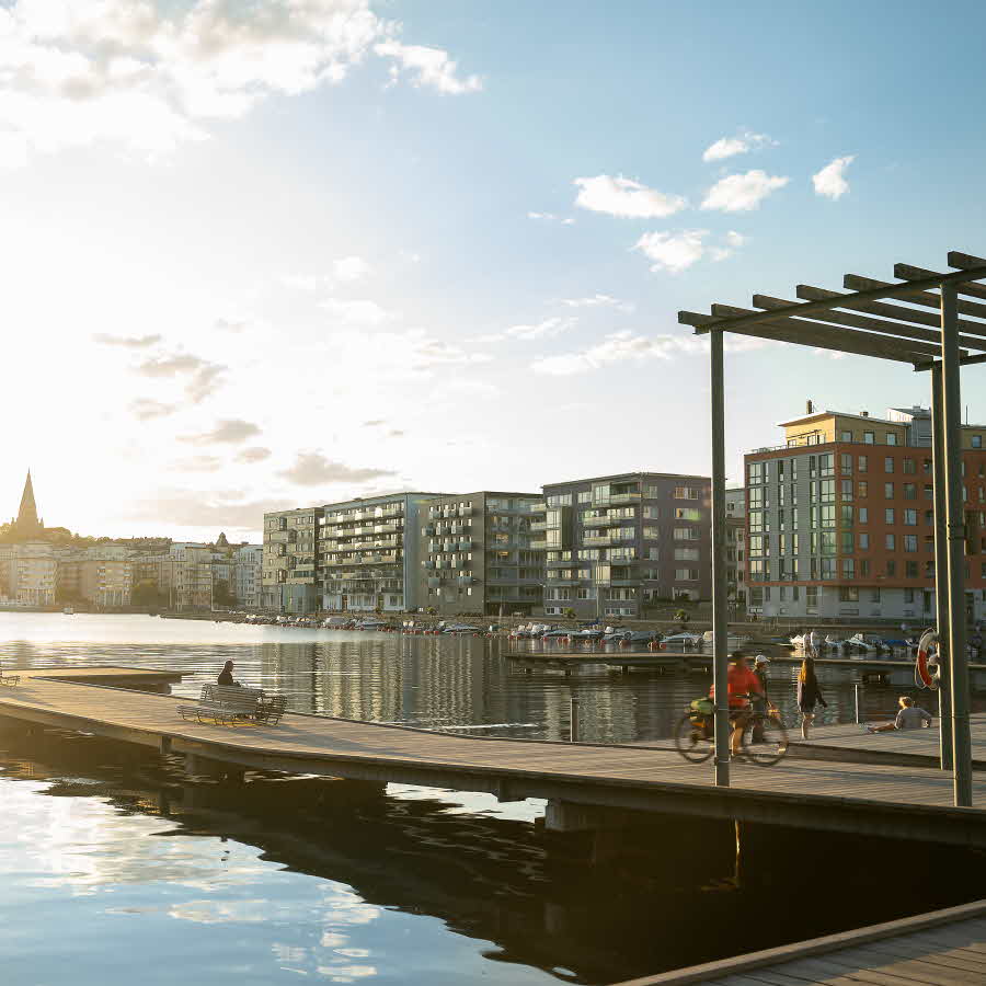 83 restauranger, 8 gym, konferenslokaler och butiker inom gångavstånd.