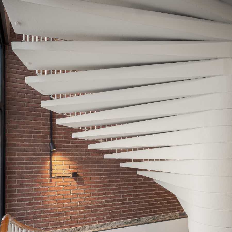 Gedigna materialval och en tydlig industrikaraktär som håller över tid. 