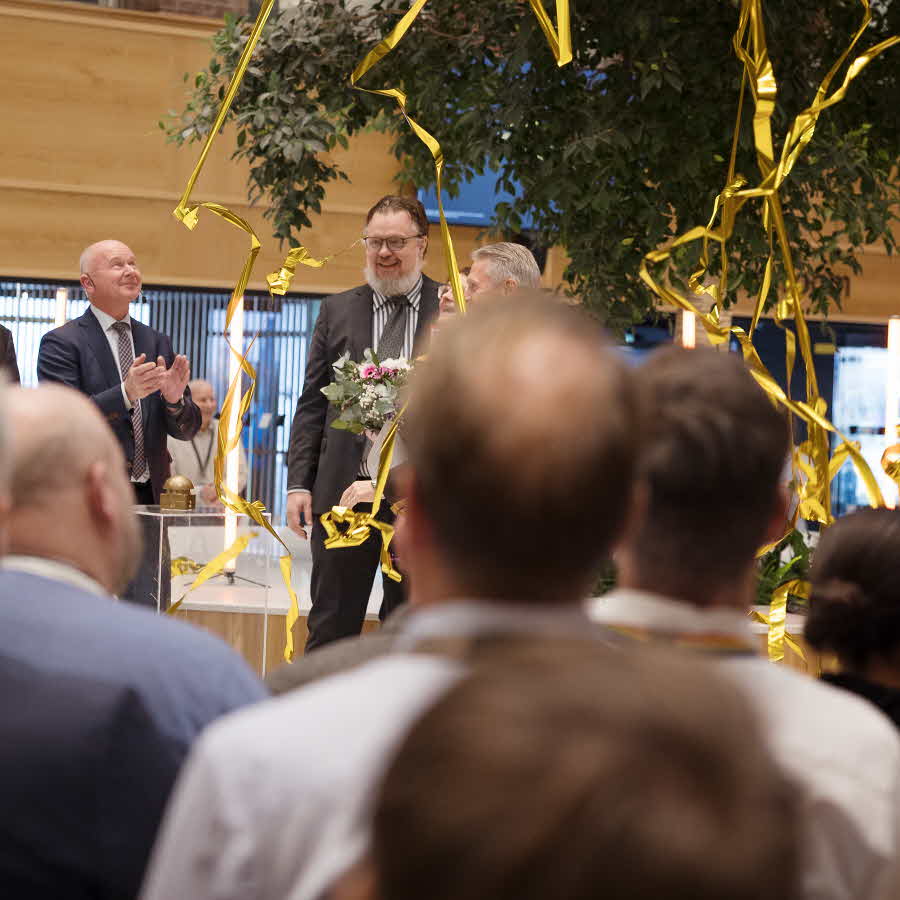 På scen från vänster: Micael Johansson, vd Saab och Martin Eliasson, ordförande i byggnadsnämnden Solna stad.